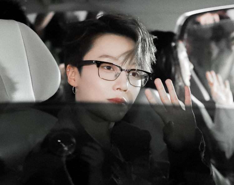 刘雨昕黑框眼镜造型,侧脸照也太优越了吧!这是什么神仙颜值?