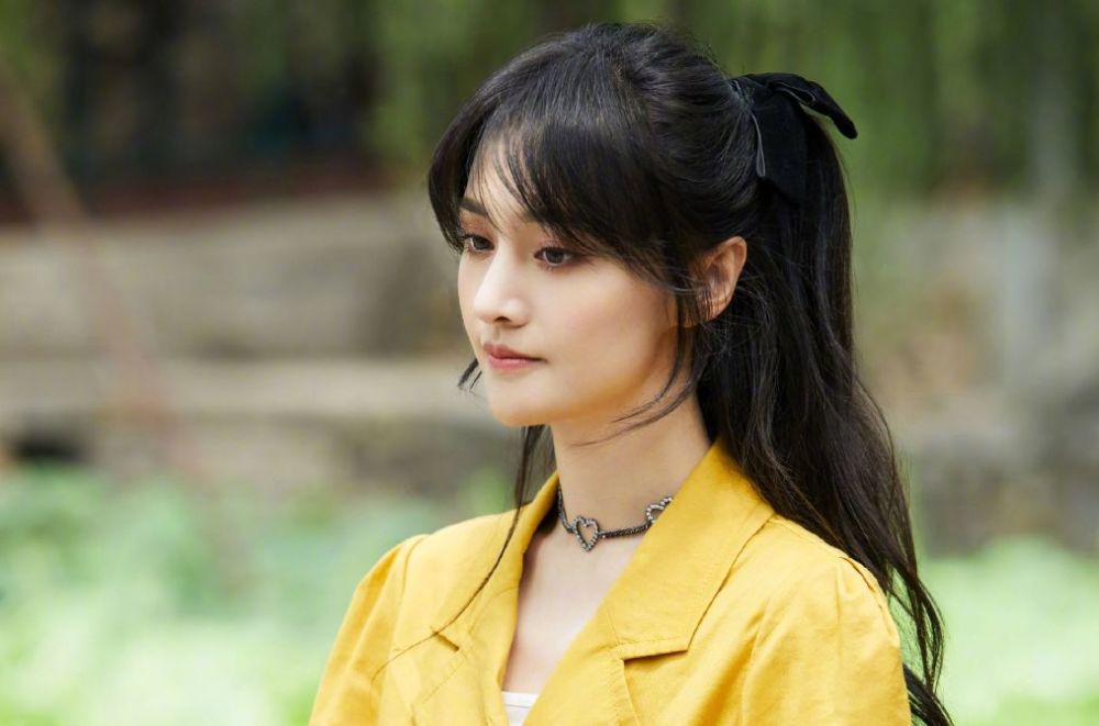 郑爽|众人都在吐槽郑爽不够成熟稳重，可谁又了解她年少成名的悲哀呢