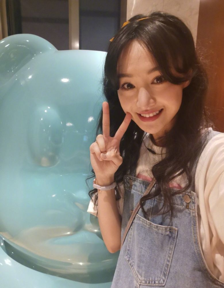 郑爽|众人都在吐槽郑爽不够成熟稳重，可谁又了解她年少成名的悲哀呢