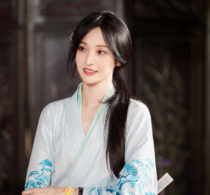 郑爽|众人都在吐槽郑爽不够成熟稳重，可谁又了解她年少成名的悲哀呢