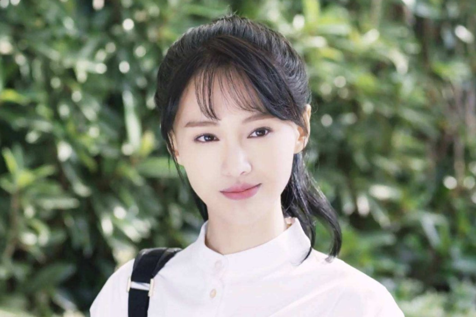 郑爽|众人都在吐槽郑爽不够成熟稳重，可谁又了解她年少成名的悲哀呢