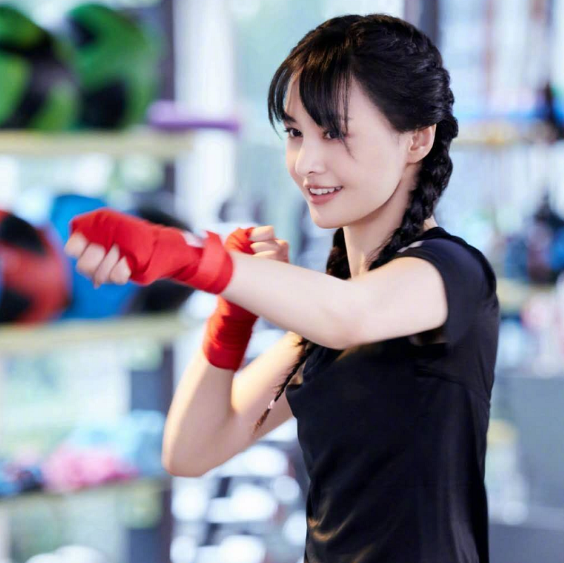 郑爽|众人都在吐槽郑爽不够成熟稳重，可谁又了解她年少成名的悲哀呢