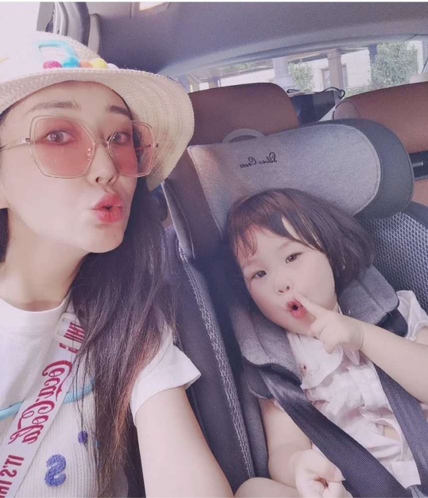 杜若溪|杜若溪带女儿游迪士尼，大赞小肉肉镜头感强，母女同框卖萌超有爱