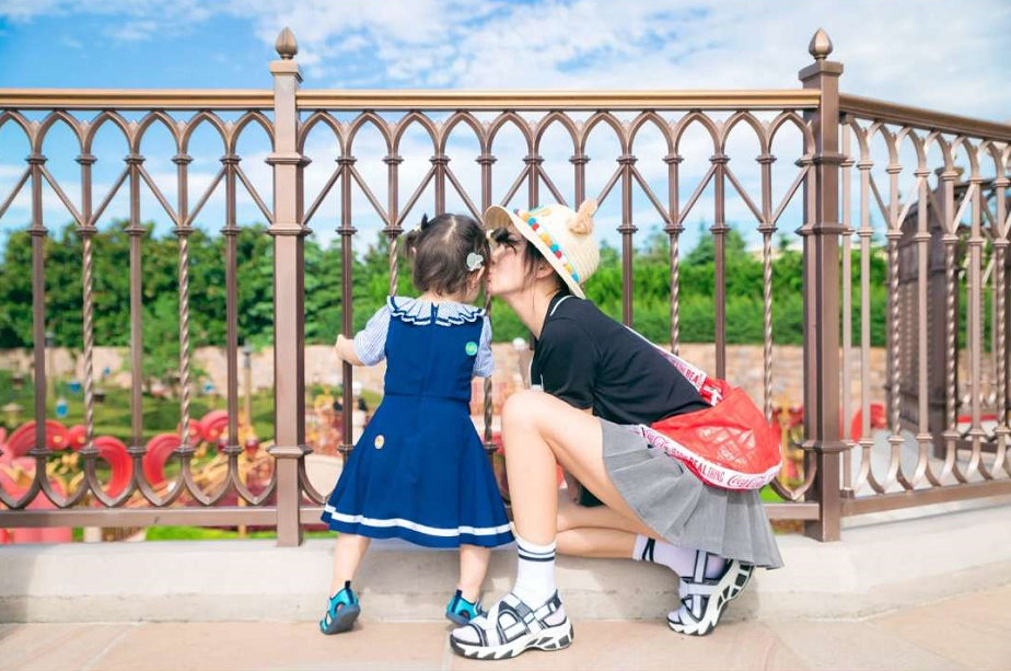 杜若溪|杜若溪带女儿游迪士尼，大赞小肉肉镜头感强，母女同框卖萌超有爱