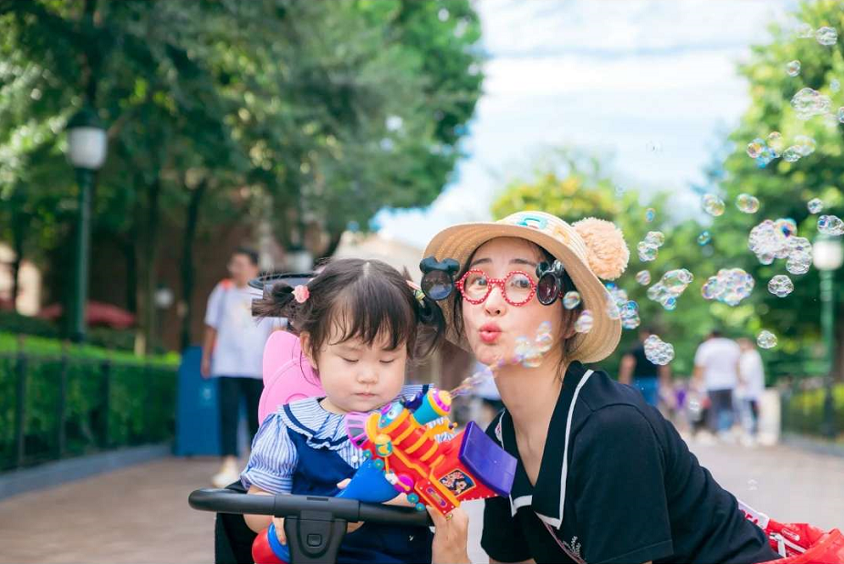 杜若溪|杜若溪带女儿游迪士尼，大赞小肉肉镜头感强，母女同框卖萌超有爱