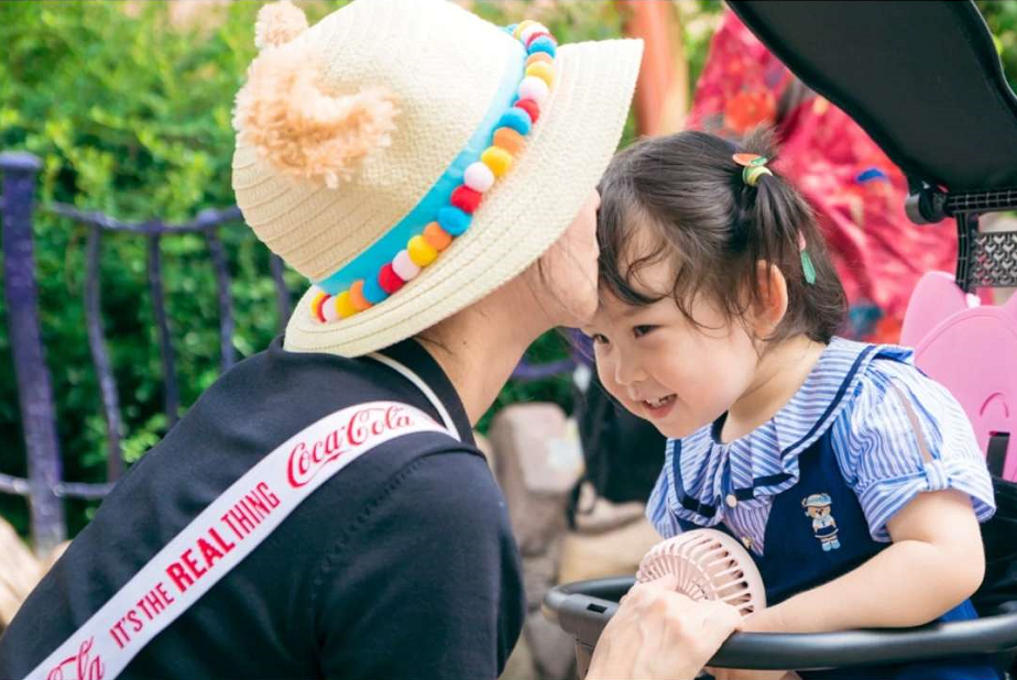 杜若溪|杜若溪带女儿游迪士尼，大赞小肉肉镜头感强，母女同框卖萌超有爱