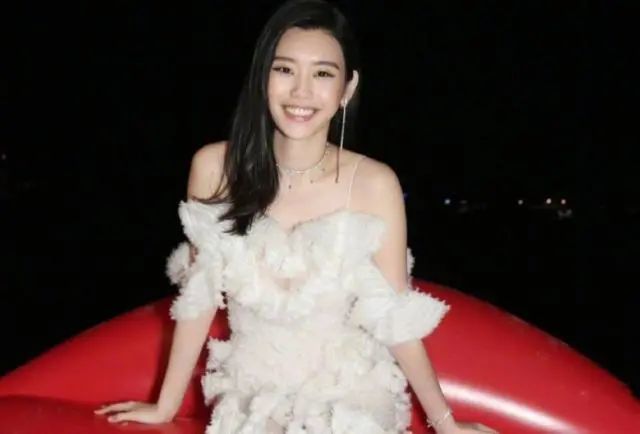 何猷君|何猷君夫妇再现机场，奚梦瑶主动挽手身体紧贴，同框身高对比太尴尬