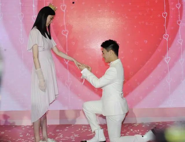 何猷君|何猷君夫妇再现机场，奚梦瑶主动挽手身体紧贴，同框身高对比太尴尬