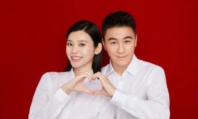 何猷君|何猷君夫妇再现机场，奚梦瑶主动挽手身体紧贴，同框身高对比太尴尬