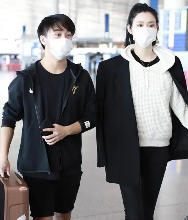 何猷君|何猷君夫妇再现机场，奚梦瑶主动挽手身体紧贴，同框身高对比太尴尬