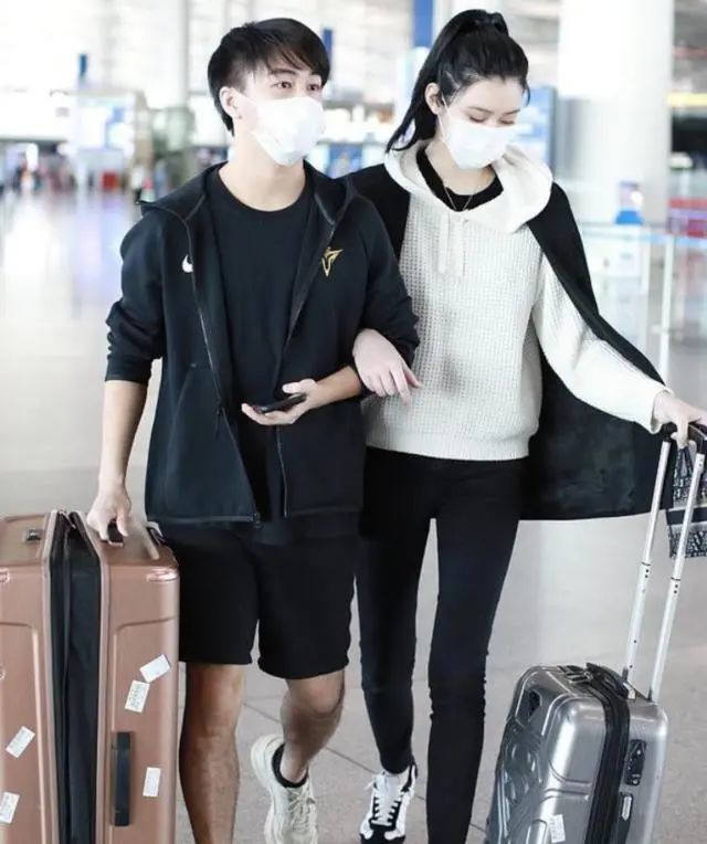 何猷君|何猷君夫妇再现机场，奚梦瑶主动挽手身体紧贴，同框身高对比太尴尬