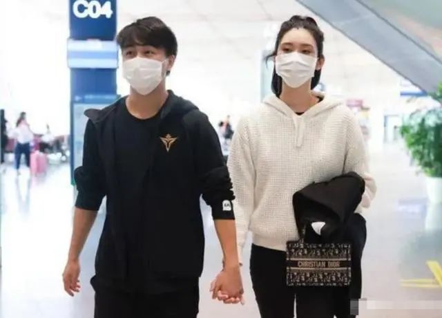 何猷君|何猷君夫妇再现机场，奚梦瑶主动挽手身体紧贴，同框身高对比太尴尬