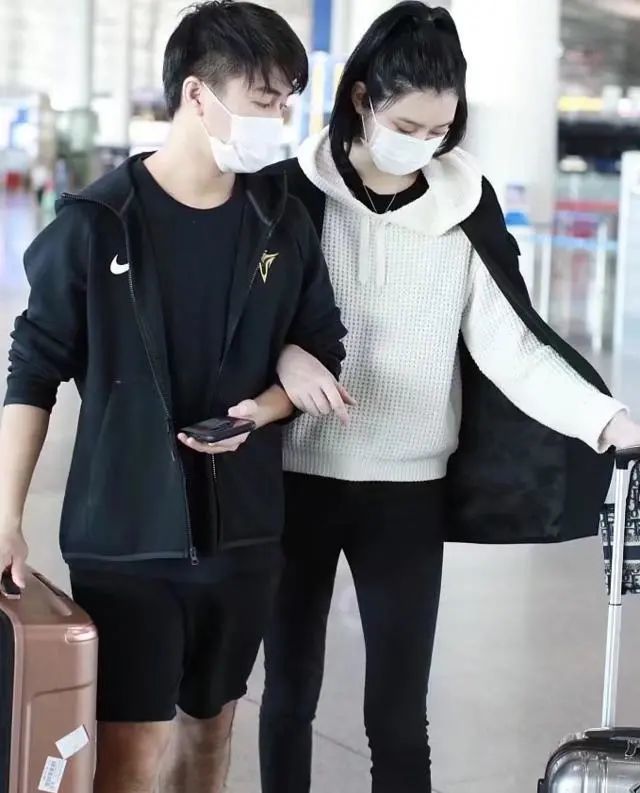 何猷君|何猷君夫妇再现机场，奚梦瑶主动挽手身体紧贴，同框身高对比太尴尬