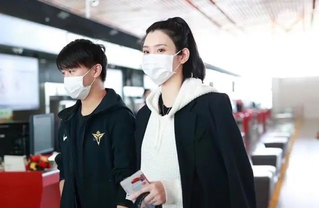 何猷君|何猷君夫妇再现机场，奚梦瑶主动挽手身体紧贴，同框身高对比太尴尬