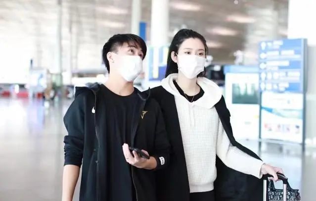 何猷君|何猷君夫妇再现机场，奚梦瑶主动挽手身体紧贴，同框身高对比太尴尬