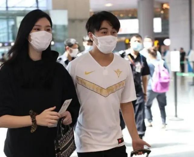 何猷君|何猷君夫妇再现机场，奚梦瑶主动挽手身体紧贴，同框身高对比太尴尬