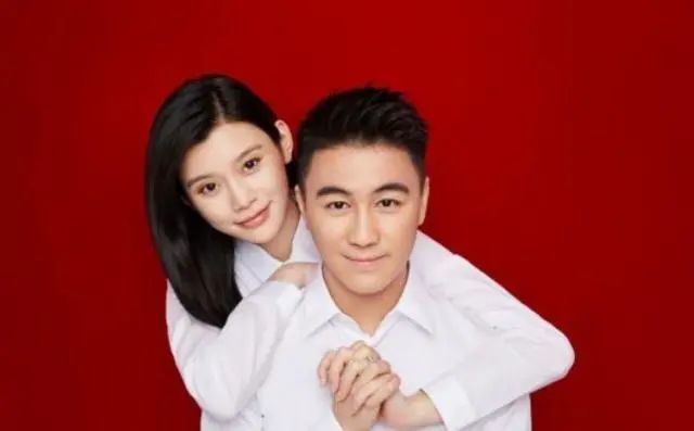 何猷君|何猷君夫妇再现机场，奚梦瑶主动挽手身体紧贴，同框身高对比太尴尬
