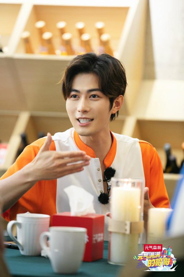 元气小哥队中的陈学冬因为超有梗的综艺感,聪明的头脑和能打的颜值让