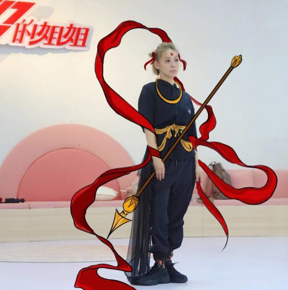 静静子|宁静晒最强应援，静静子高举“哪吒”火尖枪，父亲托塔出镜气质出众
