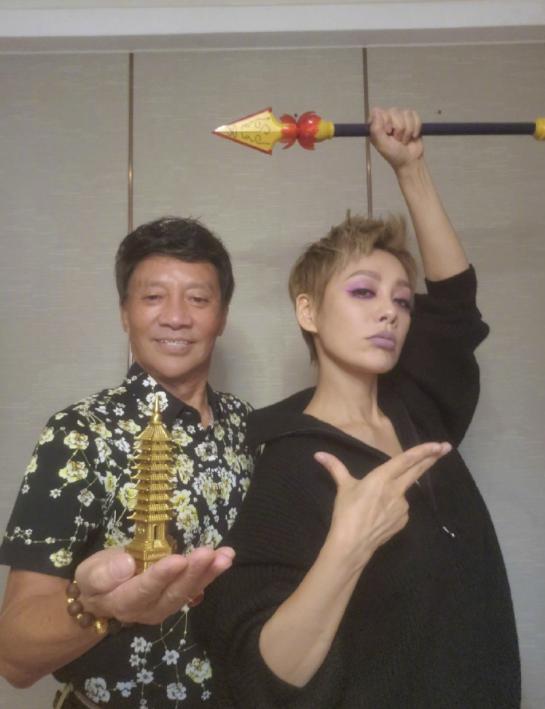 静静子|宁静晒最强应援，静静子高举“哪吒”火尖枪，父亲托塔出镜气质出众