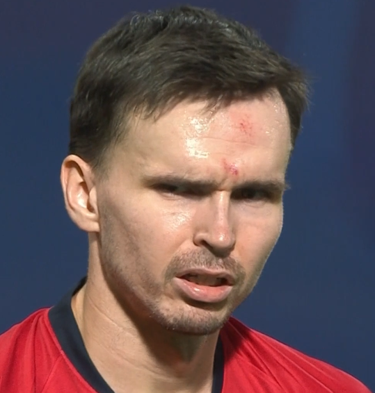 火爆!郜林抱脚踝跪地惨叫,队友用头防守,面部被踹出血痕