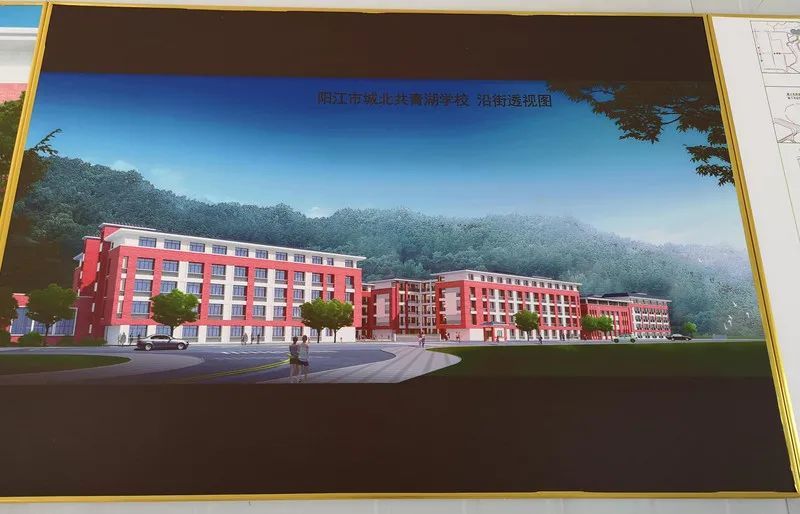 "城北共青湖学校项目经理冯丽双介绍,施工现场每天有约200名工人进行