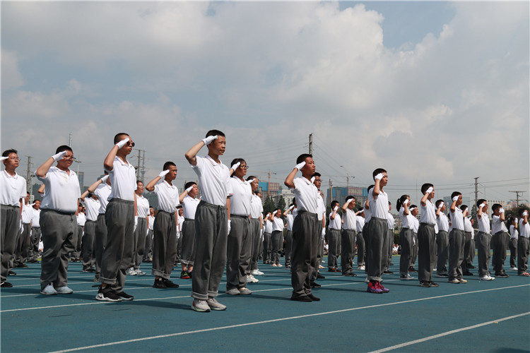 飒爽英姿精神抖擞昆一中西山学校900余名初一新生军训汇报表演
