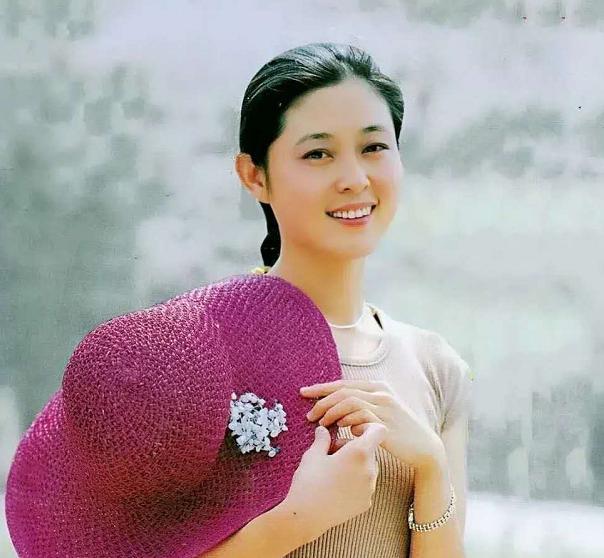 61岁倪萍好会保养!穿连衣裙拍广告贵妇气质藏不住,年轻时超美