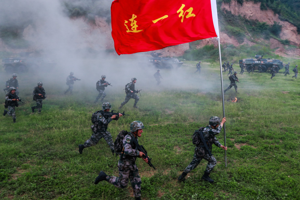 第83集团军某旅"红一连"组织官兵向目标地域冲锋(2019年6月27日摄)