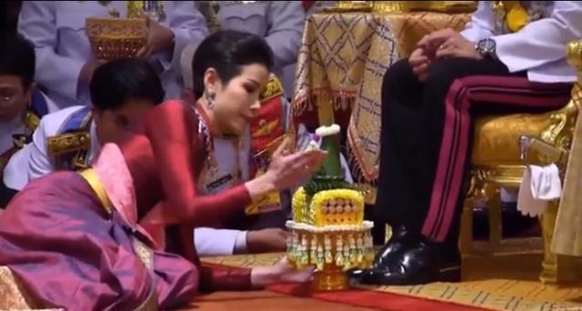 诗妮娜贵妃|诗妮娜穿露背装秀蝴蝶骨，白皙美背超水润，泰王含情脉脉一脸宠溺