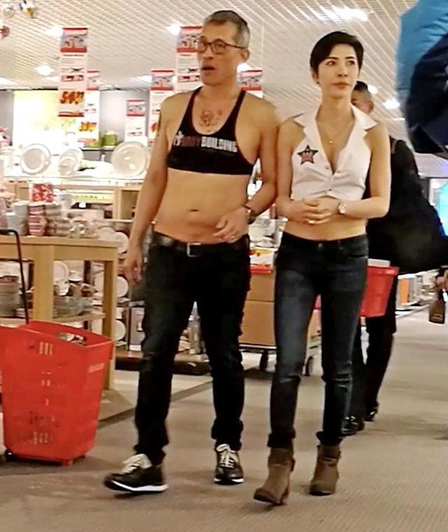 诗妮娜贵妃|诗妮娜穿露背装秀蝴蝶骨，白皙美背超水润，泰王含情脉脉一脸宠溺