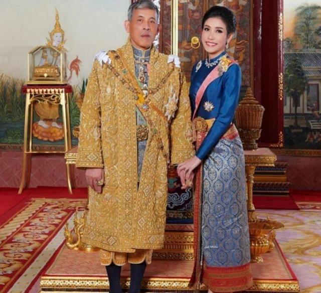 诗妮娜贵妃|诗妮娜穿露背装秀蝴蝶骨，白皙美背超水润，泰王含情脉脉一脸宠溺