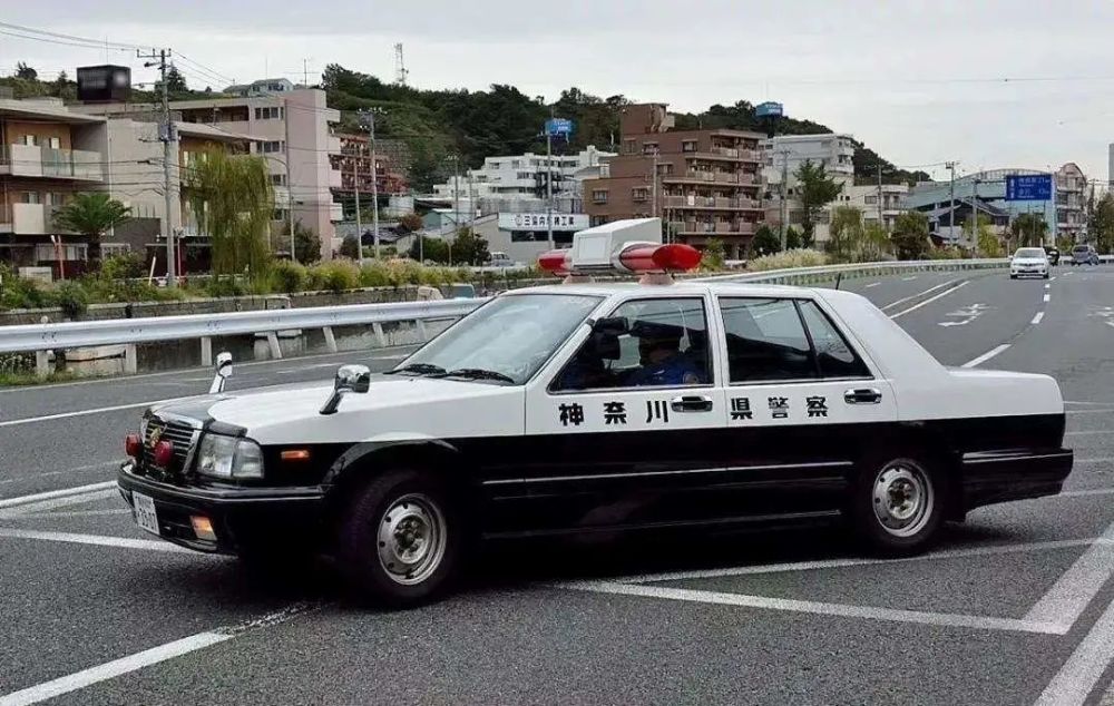 在日本,警察都开什么警车?