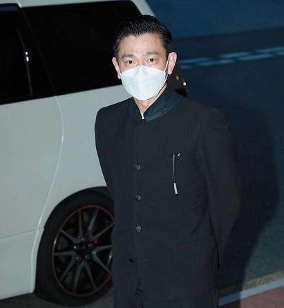 陈木胜|陈木胜追悼会举行：成龙一身黑衣双眼红肿，甄子丹两鬓斑白显哀伤