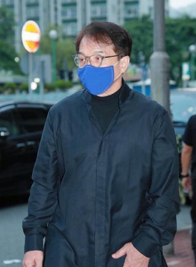 陈木胜|陈木胜追悼会举行：成龙一身黑衣双眼红肿，甄子丹两鬓斑白显哀伤