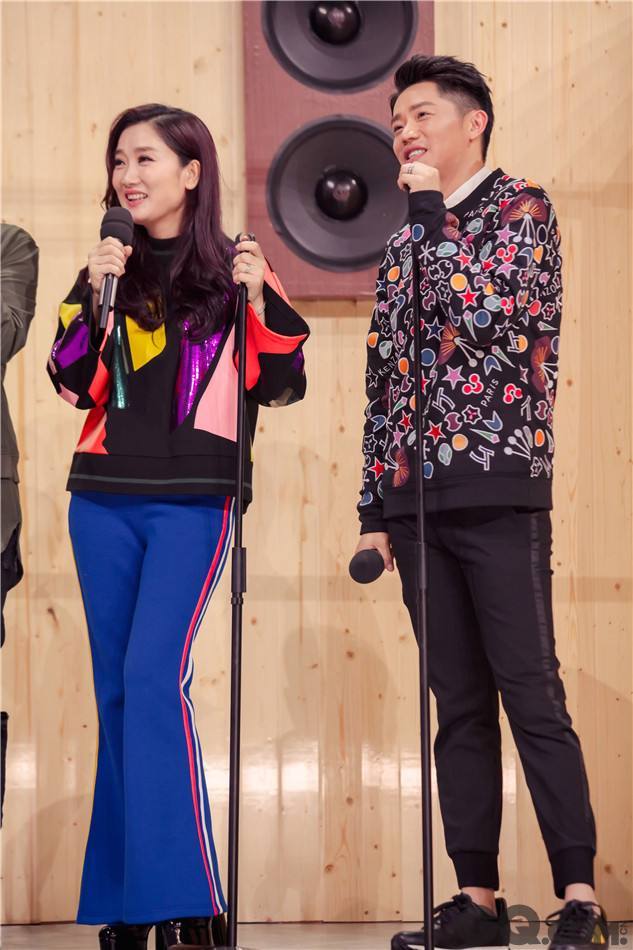 凤凰传奇的玲花上镜真实,抬头纹都出来了,双下巴还这么厚!