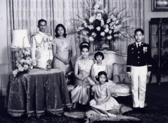 玛哈·哇集拉隆功|从护士到贵妃再到阶下囚，如今又逆袭夺回称号，这个泰妃不简单