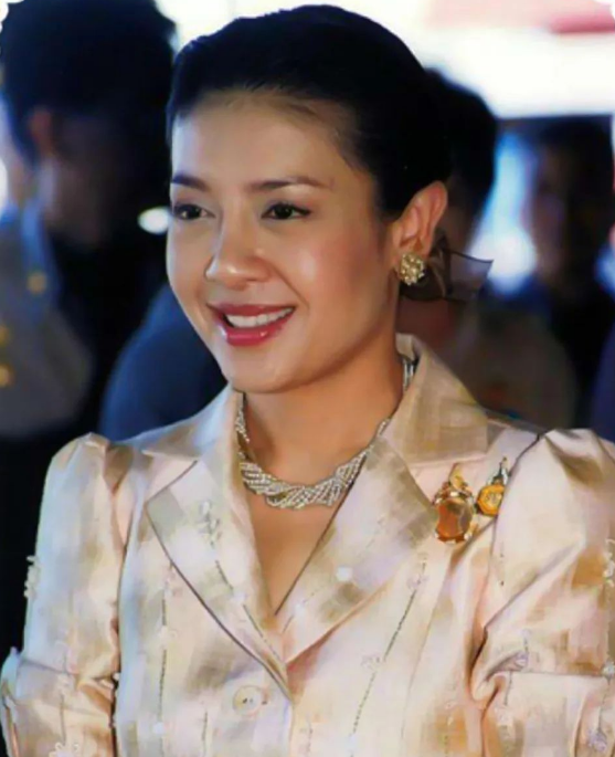 玛哈·哇集拉隆功|从护士到贵妃再到阶下囚，如今又逆袭夺回称号，这个泰妃不简单