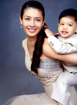 玛哈·哇集拉隆功|从护士到贵妃再到阶下囚，如今又逆袭夺回称号，这个泰妃不简单