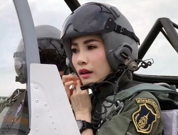 玛哈·哇集拉隆功|从护士到贵妃再到阶下囚，如今又逆袭夺回称号，这个泰妃不简单