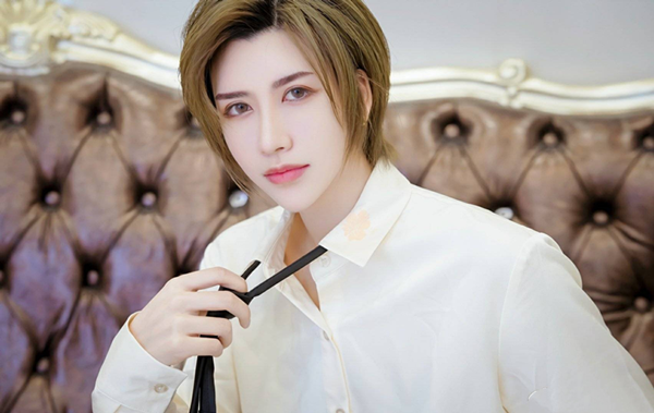 a爆的男装大佬霸道总裁和古风小哥各种cos完美拿捏掰弯女网友