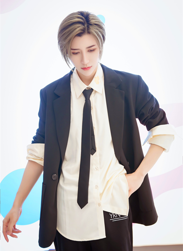 如果是以前我们看到女装大佬或男装大佬我们会觉得他们不伦不类