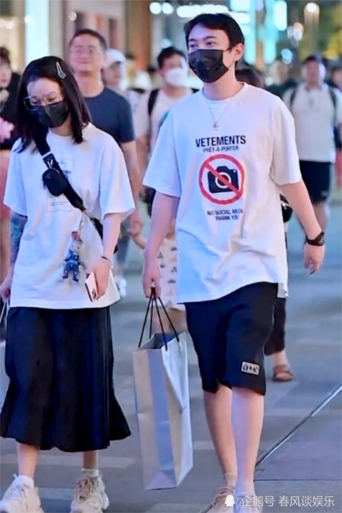 王思聪|王思聪携美女逛街被偶遇，三十多岁的人为何还不结婚？原因简单
