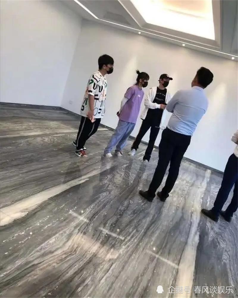 王思聪|王思聪携美女逛街被偶遇，三十多岁的人为何还不结婚？原因简单