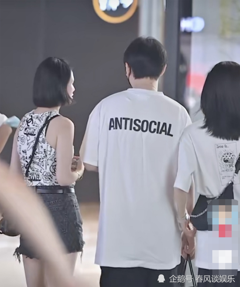 王思聪|王思聪携美女逛街被偶遇，三十多岁的人为何还不结婚？原因简单