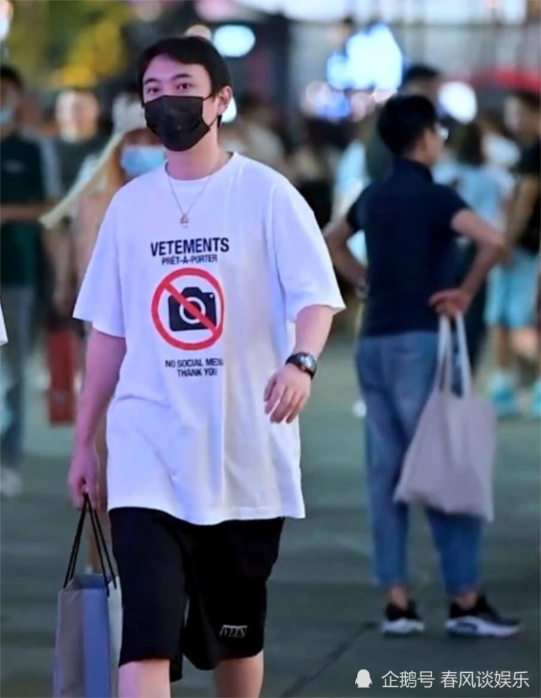王思聪|王思聪携美女逛街被偶遇，三十多岁的人为何还不结婚？原因简单