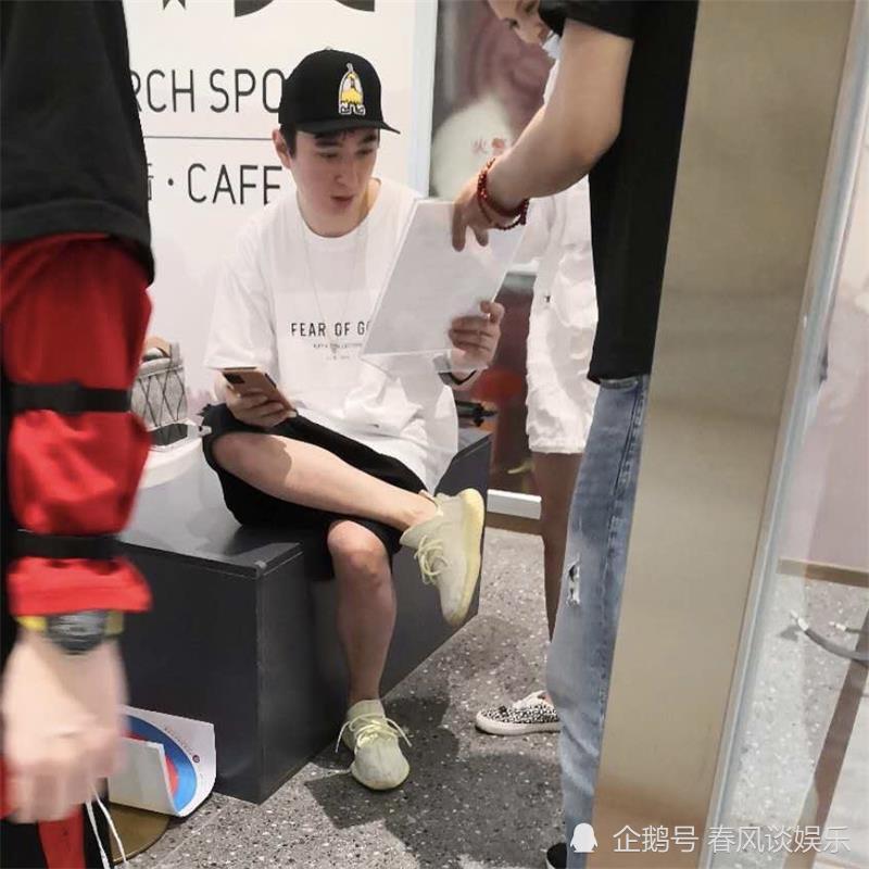 王思聪|王思聪携美女逛街被偶遇，三十多岁的人为何还不结婚？原因简单
