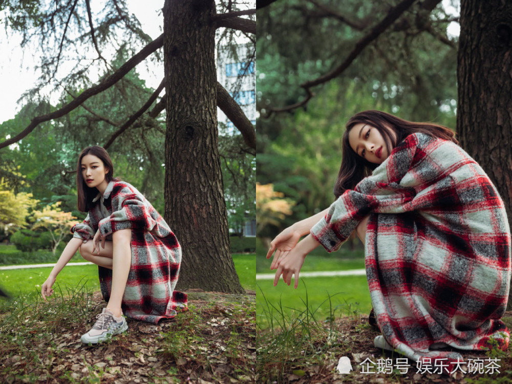 倪妮|倪妮穿红白格纹外套随性大方，漫步秋意正浓的绿林间清新又自然