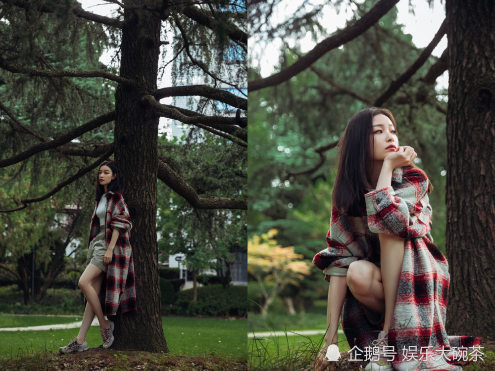 倪妮|倪妮穿红白格纹外套随性大方，漫步秋意正浓的绿林间清新又自然