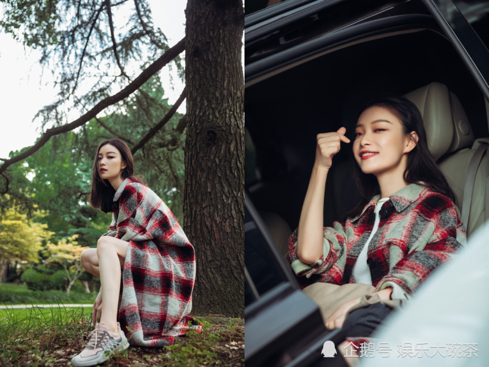 倪妮|倪妮穿红白格纹外套随性大方，漫步秋意正浓的绿林间清新又自然